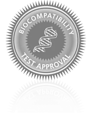 Grauer Kreis mit Zacken außen, darin die Worte "BIOCOMPATIBILITY TEST APPROVAL" in weiß + weiterer zackiger Kreis innen mit DNA-Abbildung